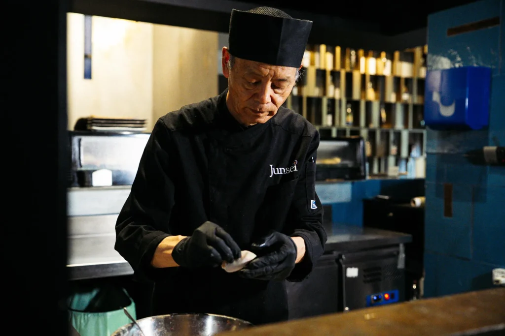 Piatti giapponesi con nomi: nigiri, sashimi, futomaki e gyoza presentati su un vassoio tradizionale in un ristorante giapponese a Roma