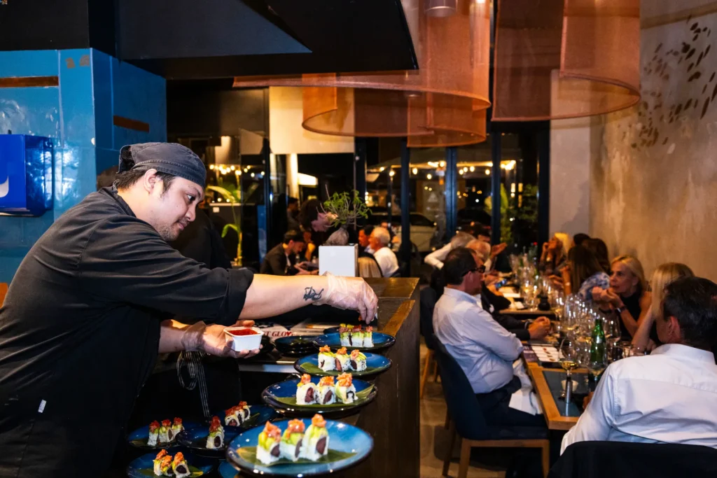 Dove mangiare sushi a Roma: bancone del sushi a vista con chef al lavoro in un ristorante giapponese nel quartiere Flaminio